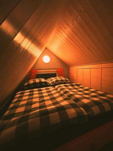 מיטה או מיטות בחדר ב-Privátní wellness domek RockStar