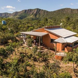 una casa con paneles solares encima en Casa Kali - O seu refúgio nas montanhas!, en São Jorge