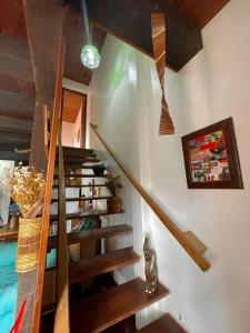 - un escalier en colimaçon dans une maison dans l'établissement Casa em Ibitipoca - 7 pessoas, à Lima Duarte