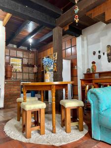 une salle à manger avec une table et des chaises en bois dans l'établissement Casa em Ibitipoca - 7 pessoas, à Lima Duarte 12 autres photos