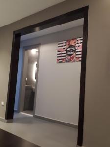 espejo en la pared de una habitación en Madinaty 2, en Madīnat ash Shurūq