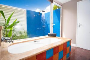 Phòng tắm tại Tropic Lagoon