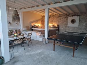 una mesa de ping pong en el medio de una habitación en mazet provençal, en Saint-Gilles