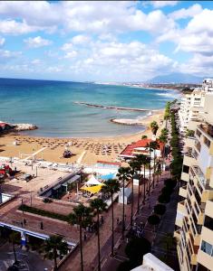- une vue sur une plage avec des parasols et l'océan dans l'établissement Marbella Beach Paseo Marítimo, à Marbella