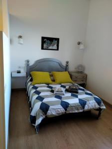 een slaapkamer met een bed met een blauwe en witte deken bij Cómodo estudio en el norte de Tenerife in Sauzal