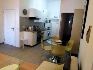 een kleine keuken met een tafel en stoelen in een kamer bij Cómodo estudio en el norte de Tenerife in Sauzal