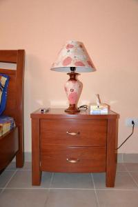 una lampada su un comò con una lampada sopra di Only FAMILIES - Tala Bay Resort Aqaba - Seafront one bedroom apartment ad Aqaba Altre 18 foto