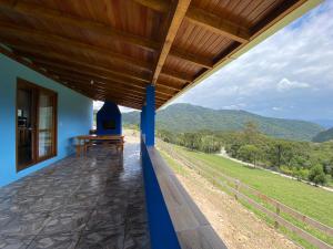 una veranda con vista sulle montagne di Meu Cantinho Serrano a Urubici