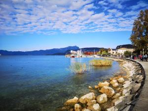 vistas a un lago con rocas en el agua en Alessio Camere en Bardolino