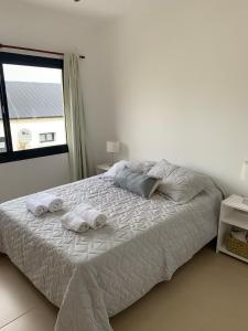 een slaapkamer met een bed met handdoeken erop bij Solar del Río in Concepción del Uruguay