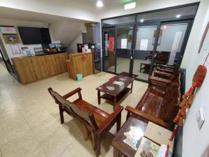 una habitación con sillas y mesas en una tienda en 莒光英雄館民宿 B&b, en Juguang