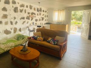 un soggiorno con divano e tavolo di Esencia&Alma a El Charco