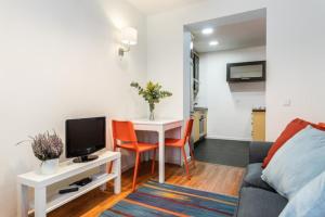 a living room with a couch and a table with a tv at Fabuloso apartamento - Prado Museum in Madrid