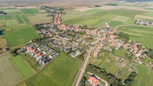 een luchtzicht op een stad met huizen en velden bij Oomes Huus - Sleep by Hästens, Wake with Coffee in Den Hoorn