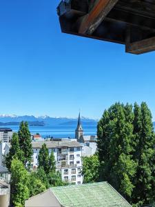 a view of a city with a church and water at Excelente dúplex céntrico 5 personas Universo Dpto in San Carlos de Bariloche