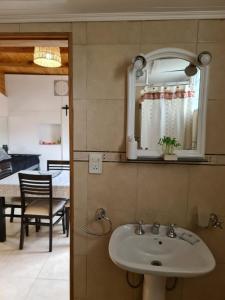 La salle de bains est pourvue d'un lavabo et d'un miroir. dans l'établissement Valle Florido, à Trevelín