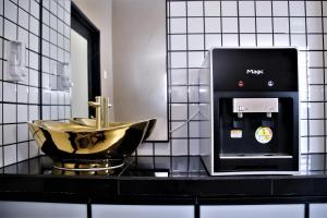 カンガーにあるPADI PADI HOTELのバスルーム(シンク、石鹸ディスペンサー付)