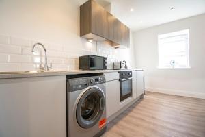 A kitchen or kitchenette at MODERN 1 BED FLAT 2 MINS WALK FROM RESTAURANTS BARS CLUBS & BEACH! Wow!