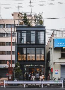 东京AET & o3 HOTEL的顶部有阳台的建筑 更多76张照片