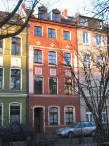 un edificio alto con muchas ventanas en una calle de la ciudad en Pension am Helenenwall, en Colonia