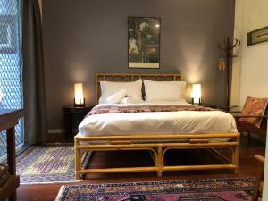 A bed or beds in a room at Grey Gum Lodge