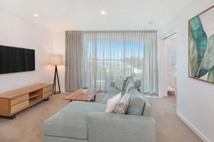 Sjónvarps- og/eða afþreyingartæki á Element on Coolum Beachfront Sunshine Coast