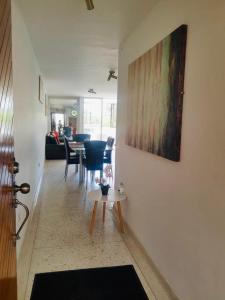 una sala de estar con una mesa y una pintura en la pared en Lindo Apartamento en Rodadero Santa Marta, en Santa Marta