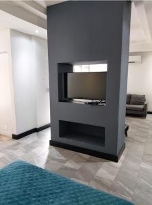 ein Wohnzimmer mit einem Flachbild-TV an der Wand in der Unterkunft Pura vida apartments in Quepos