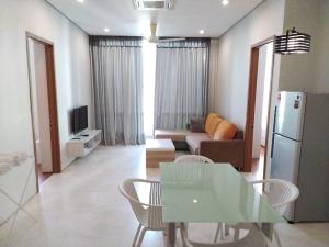 sala de estar con mesa y sofá en Soho Suites KLCC by LX Suites en Kuala Lumpur
