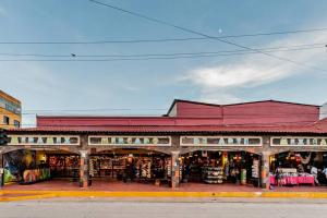 a store with a red roof with a lot of books at Hermoso DEPARTAMENTO En El Centro Y Corazon DE CANCUN in Cancún