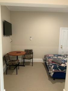 En eller flere senge i et værelse på Northlodge Central City Apartments