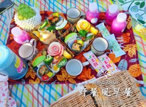 a picnic with food and drinks on a blanket at 台東鹿野森活 訂房後來電確認 in Ruiyuan