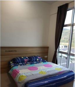 uma cama num quarto com uma janela em Bishops Cap at Cameron Highlands em Brinchang