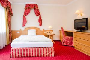 Ein Bett oder Betten in einem Zimmer der Unterkunft Hotel Jenbacherhof B&B