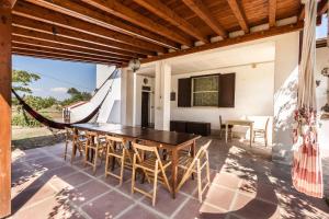 une salle à manger avec une table et des chaises sur une terrasse dans l'établissement Podere La Retomada, à Orbetello