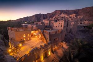 Birkat al Mawzبيت الصباح نزل وكافيه Bait AlSabah Heritage Inn & Cafe的山景建筑的空中景观