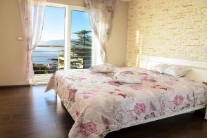 une chambre avec un lit avec des oreillers et une fenêtre dans l'établissement Villa Maelynn Opatija with Heated Pool and Sea View, à Rubeši 63 autres photos