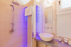 a bathroom with a sink and a shower at Talamo Rooms in San Martino Buon Albergo