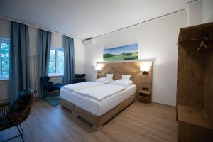 Säng eller sängar i ett rum på Landhotel Kauzenberg
