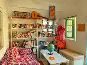una habitación con una estantería llena de libros en Yellow House Hostel Huizhou West Lake en Huizhou