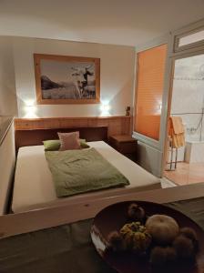una camera da letto con un letto e una ciotola di cibo sopra di PenthouseApartment 250° a Sonthofen Altre 19 foto