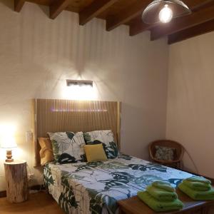 a bedroom with a bed with a wooden headboard at Ô Nature chéris mes voeux avant qu'ils s'enfuient in Francescas