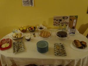 stół z białą tkaniną stołową z jedzeniem w obiekcie Corte Isolo w mieście Goito