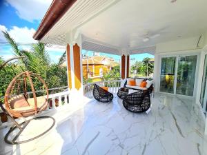 Balkón nebo terasa v ubytování IZZYLAND Luxury Pool Villa Pattaya Walking Street 5 Bedrooms