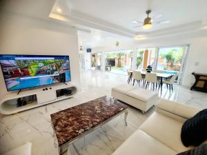 Posezení v ubytování IZZYLAND Luxury Pool Villa Pattaya Walking Street 5 Bedrooms