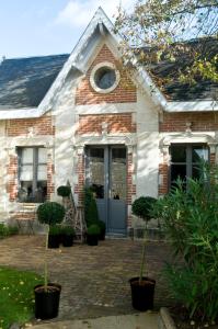 a brick house with a blue door at Hôtel Particulier - La Chamoiserie in Niort