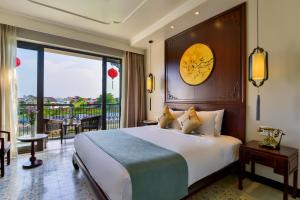 Llit o llits en una habitació de Laluna Hoi An Riverside Hotel & Spa