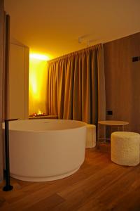 Chalet La Ciaseta في بوتسا دي فاسّا: حمام مع حوض كبير في الغرفة