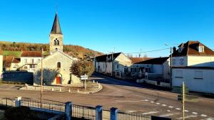 een klein stadje met een kerk met een toren bij Le 3 Rue de Fontenay in Marmagne