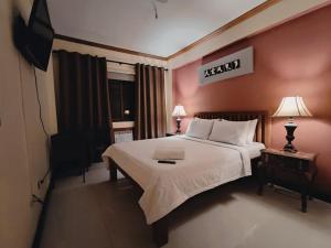 Postel nebo postele na pokoji v ubytování Spring Plaza Hotel